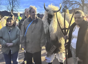 Az egyik busót körülállták 