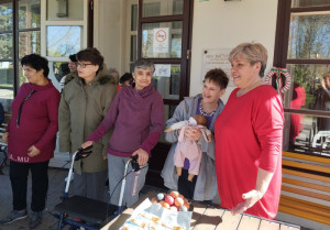 A Kastély előtt festett tojással várták a locsolókat