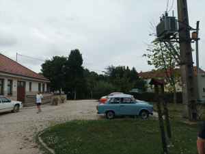 Az oldtimer autók intézményünk fejlesztő foglalkoztatójánál parkoltak