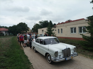 A „Gróf Batthyány Lajos Emléktúra” résztvevői az oldtimer autók mellett