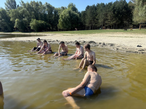 Strandolás a Teveli tónál