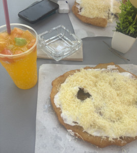 A strandoláskor elmaradhatatlan sajtos-tejfölös lángos a jéghideg üdítővel