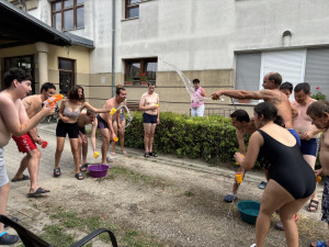Vízicsata a T-épület előtt