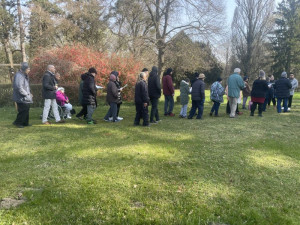 Hívők közössége a kastélyparkban 