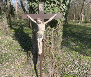 Keresztre feszített Jézus a fa tövében 