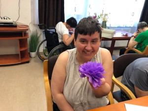 A lakók színes papírból pünkösdi rózsákat formáztak
