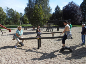 Ellátottunk libikókázik mentálosával a pihenőpark játszóterén