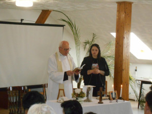 A képen a szentmise egy pillanata látható.