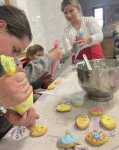 Készül a díszítés