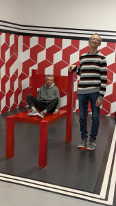 Kis ember nagy széken