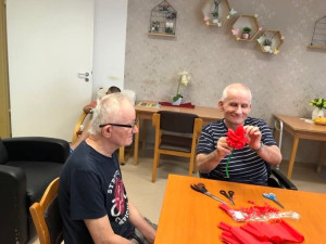 A lakók színes papírból pünkösdi rózsákat formáztak
