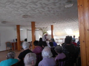 A képen Szentmise egy pillanata látható