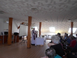 A képen  Szentmise egy pillanata látható