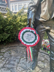 A Petőfi szobornál. 