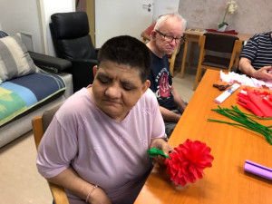 A lakók színes papírból pünkösdi rózsákat formáztak