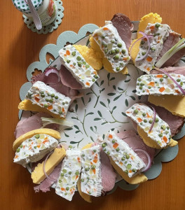 Sárgatúró, franciasaláta, főtt sonka