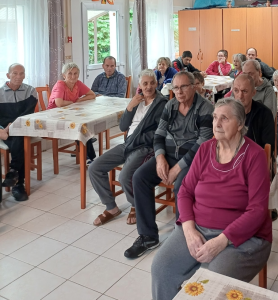 Filmről való érdekességek mesélésének közepette