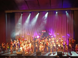 A gála résztvevői a színpadon