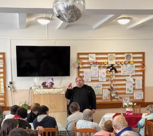 Zoltán atya beszédet tart