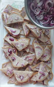 Zsíros kenyér lilahagymával