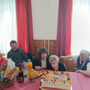 Az ünnepelt a gyertyát fújja el a tortán