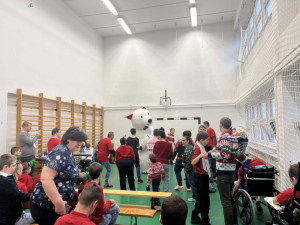 csoportos táncolás a macival