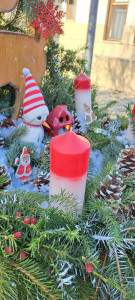 Az égő gyertya az Adventi koszorún