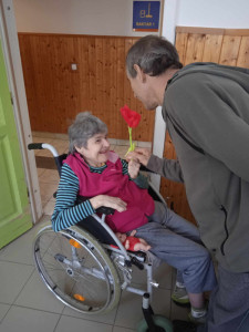 Férfi ellátottunk felköszönti Nőnap alkalmából női lakónkat