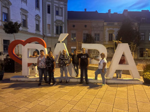 Csoportkép Pápa Fő terén 