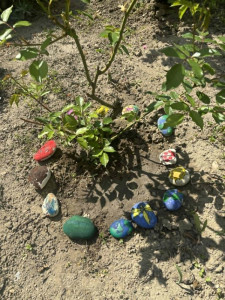 A festett kövekkel feldíszítettük az udvart