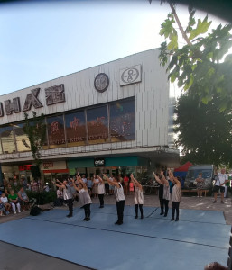 A Dance from Dáka fellépése a Nyárzáró Belvárosi Forgatag és Karibi Utcabálon
