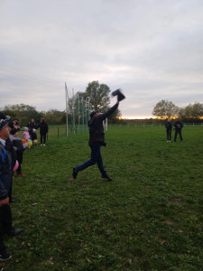 A gumicsizma dobáló verseny egy pillanata