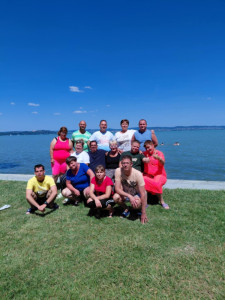 Csoportkép a Balaton partján
