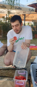  Jól esik a dinnye a melegben
