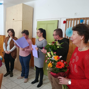 A részleg munkatársai és a település polgármesere köszöntik az ünnepeltet 