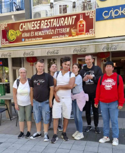 A kínai étterem előtt