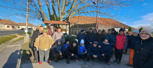 Csoportkép az intézmény kapujánál