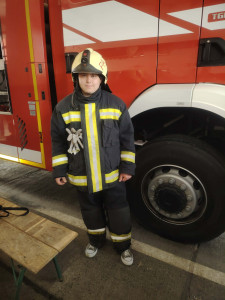 Lakónk a tűzoltók felszerelését is felvehették a látogatás alkalmával