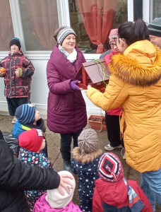 Narancshéjba öltöztetett madáreleséget kaptunk a bölcsődés csoporttól