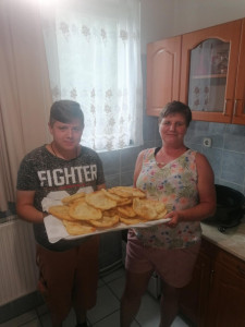 Elkészült a sok finom lángos a lakóotthonban