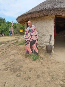 Lakónk az afrikai kunyhó előtt