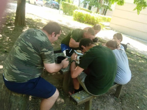 A lakók jó étvággyal fogyasztják a munkájuk gyümölcséből készült ételt