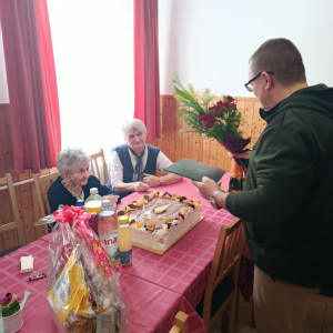 A település polgármestere virágcsokorral köszönti lakónkat a kerek születésnap alkalmából 