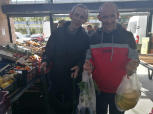 Lakóink az általuk választott portékákkal a kezükben