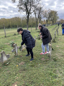 A temetőlátogatás pillanatképei