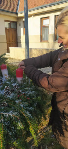 Az első gyertyagyújtás az Adventi koszorún