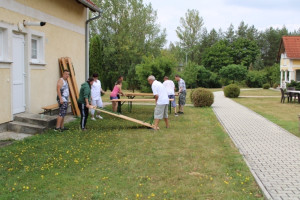 Előkészületi munkák: sörpadok felállítása.