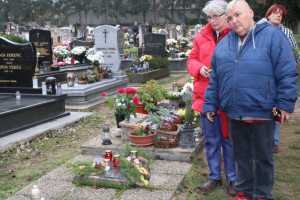 Mécsest gyújtottunk és koszorút helyeztünk el elhunyt ellátottaink sírjánál Csabrendeken