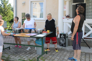 Az előkészületek: rengeteg zöldséget szeleteltünk