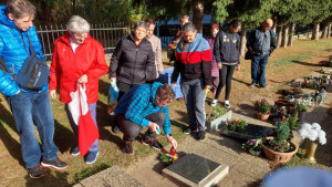 Ellátottunk meggyújtja a mécsest